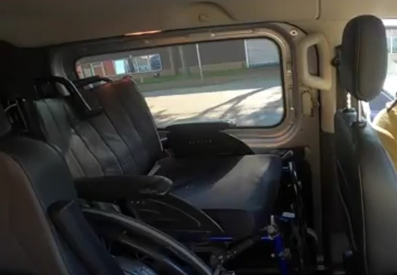 Draailiftstoel in rolstoelbus