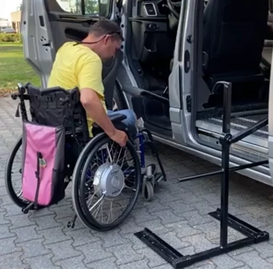 Rolstoel bij draailiftbus