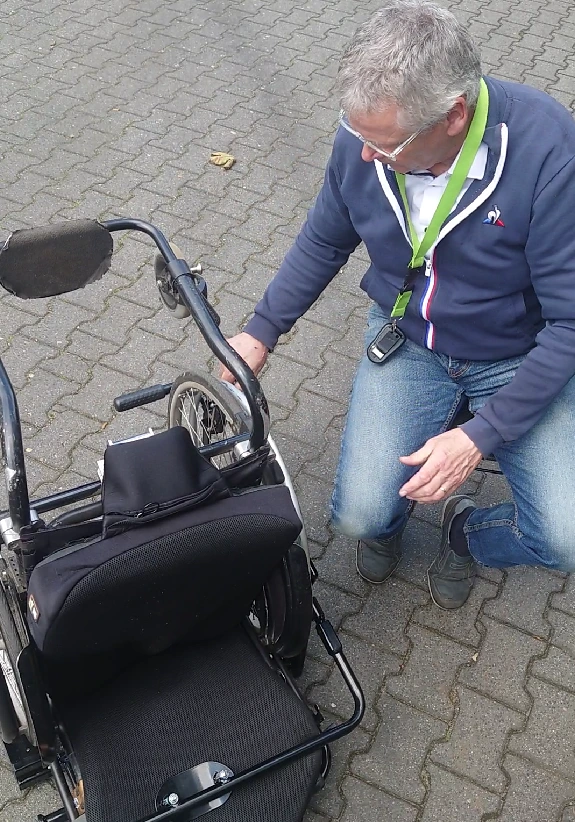Rolstoel klaarmaken voor grasmaaier