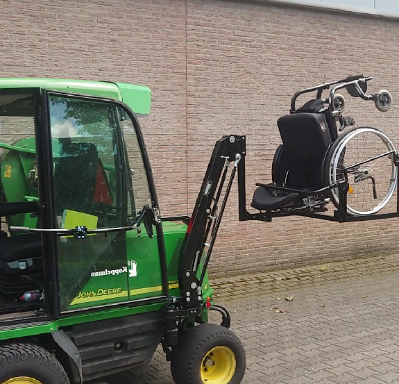 Rolstoellift aan grasmaaier
