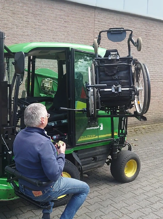Rolstoellift op grasmaaier