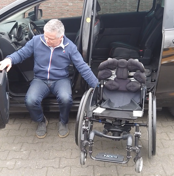 Superlader naast auto