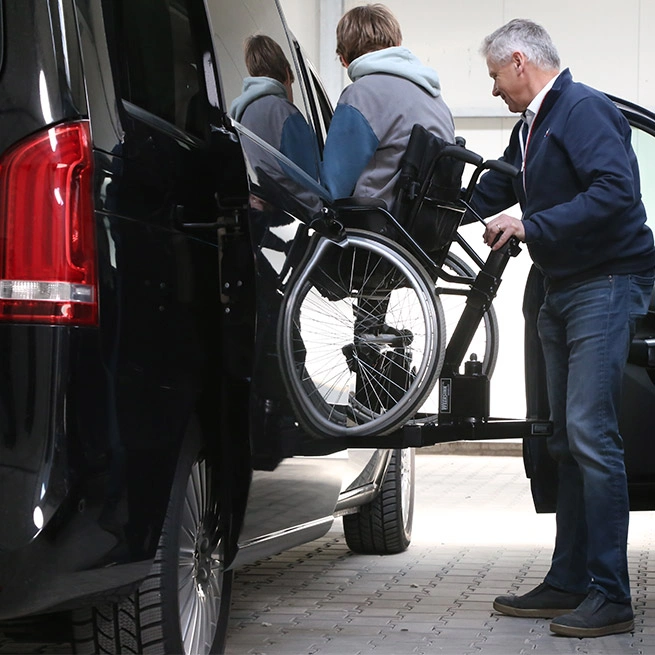 6-W-Compact-LPO-Mercedes-Tweede-zitrij-rolstoelbus-lift